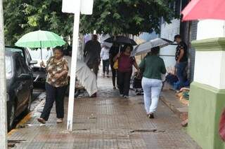 Guarda-chuvas e casacos não podem faltar na hora de passear pelo centro (Foto: Kisie Ainoã)