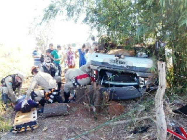  Quatro ficam feridos ap&oacute;s capotagem de carro na MS-276