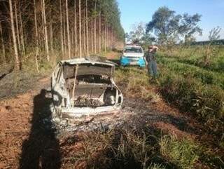 O carro com os corpos foram encontrados por moradores, em uma fazenda em Três Lagoas (Foto: Celso Daniel/TVC) 