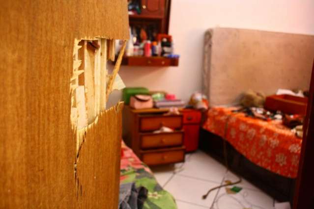 Fam&iacute;lia &eacute; amarrada e mantida ref&eacute;m durante 5 horas por tr&ecirc;s bandidos