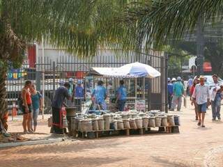 Produtos são vendidos dentro e fora da Praça Ary Coelho, no Centro da Capital (Foto: Paulo Francis)