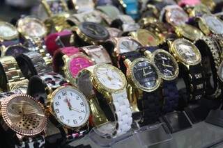De vários modelos, cores e tamanhos, preços de relógios no camelódromo vão de R$ 15 a R$ 85. 