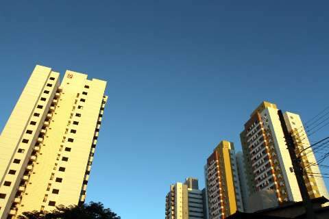 Tempo firme com sol brilhando forte e temperaturas altas de 34&ordm;C