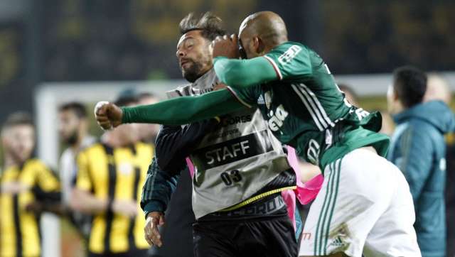 Conmebol suspende Felipe Melo com seis jogos na Ta&ccedil;a Libertadores
