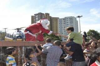 Papai Noel chegou à Praça do Rádio Clube de helicóptero e distribuiu balas para as crianças