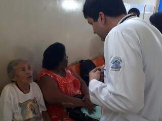 Médicos conversa com pacientes em posto de saúde (Foto: PMCG/Divulgação)