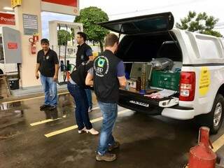 Técnicos da ANP analisam amostras de combustíveis recolhidas durante operação nesta manhã