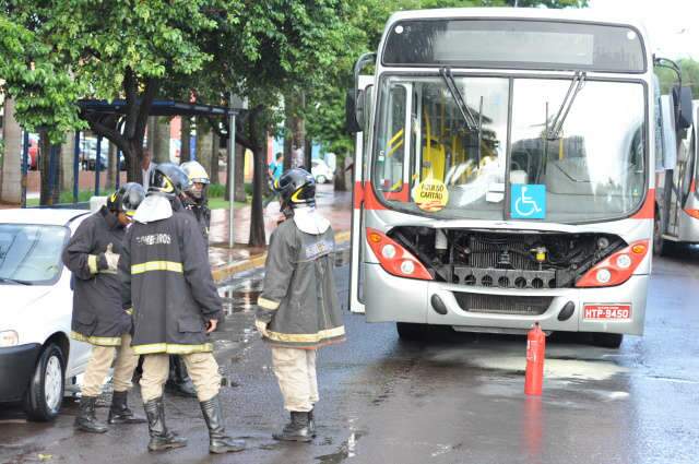  Motor de &ocirc;nibus com 40 passageiros pega fogo na avenida Mato Grosso