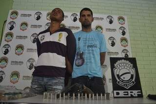 Dupla que roubou R$ 32 mil foi apresentada hoje pela Polícia. (Foto: Cleber Gellio)