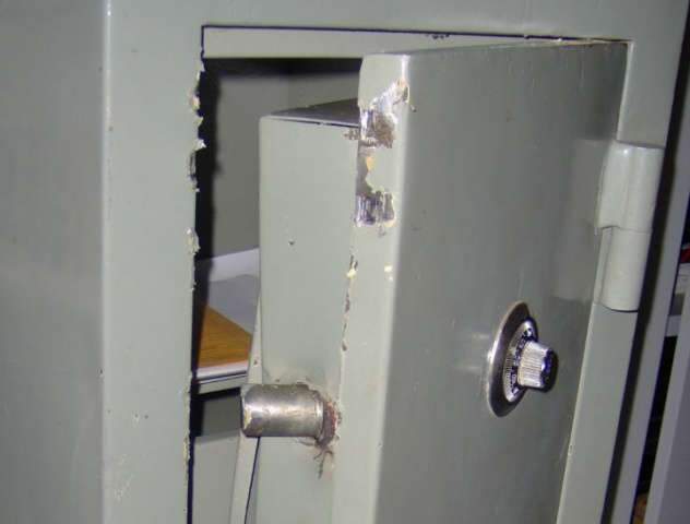  Ladr&otilde;es invadem igrejas em Amambai, arrombam cofres e levam R$ 2 mil 