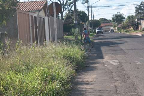 Matagal na região de posto de saúde do Tiradentes chega aos 2,5 metros 