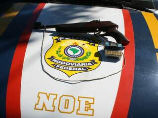 Arma de fogo foi apreendida pelos policiais, em Murtinho. (Foto: Divulgação)