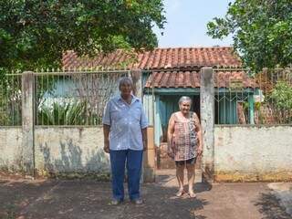 João VIcente e Aldivina Vicente em frente a casa onde moram (Foto: Alana Portela)