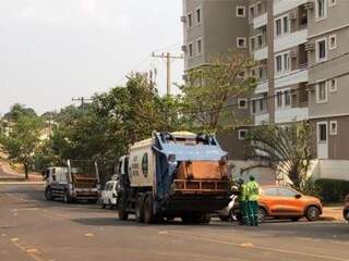 Caminhão com pintura azul coleta lixo em frente a condomínio na Avenida Interlagos, situação irregular. (Foto: Direto das Ruas)