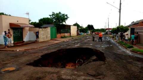 No Nova Lima, cratera surge em rua que perdeu asfalto há 8 meses