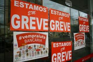 Bancários estão em greve há três semanas e clientes somam prejuízos (Fotos: Marcos Ermínio)