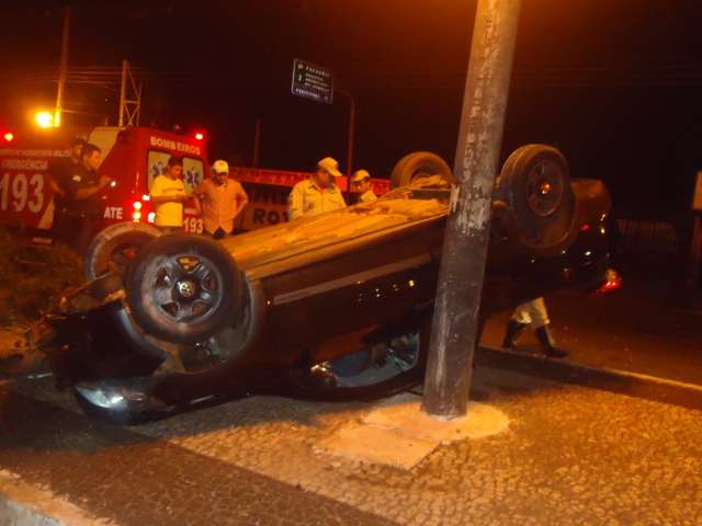 Ao disputar racha com condutor de Hillux, jovem capota carro e morre