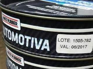 Cera automotiva estava entre os produtos encontrados que estavam sendo vendidos fora do prazo de validade (Foto: Divulgação/ Procon)