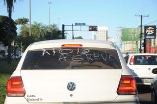 Veículo circula na Avenida Afonso Pena com frase de apoio aos caminhoneiros escrita no vidro traseiro. (Foto: Paulo Francis)
