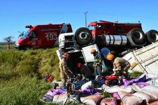 Bombeiros cortam pedaço da carreta para resgatar motorista. (Foto: Divulgação)