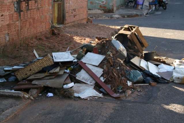 Prefeitura &ldquo;esquece&rdquo; entulho no Tiradentes e revolta moradores