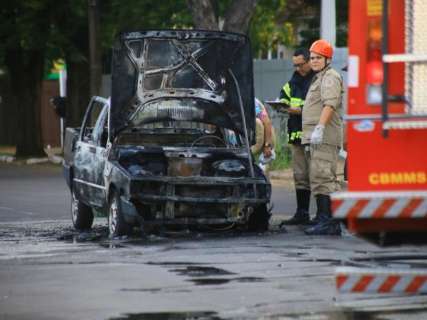 Parado em semáforo, Fiorino tem pane no motor e pega fogo; veja vídeo