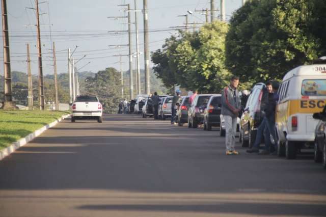 Motoristas dormem em fila de posto na esperan&ccedil;a de abastecer