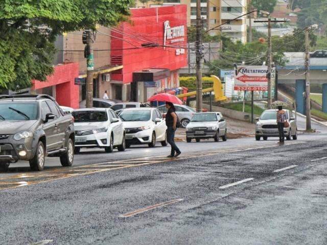 Ap&oacute;s manh&atilde; ensolarada, chuva chega a Campo Grande no in&iacute;cio da tarde