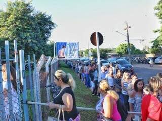 Fila em frente ao CCZ para agendar castração (Foto: Henrique Kawaminami/Arquivo)