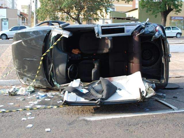 Persegui&ccedil;&atilde;o e tiroteio terminam em capotagem na avenida Mato Grosso