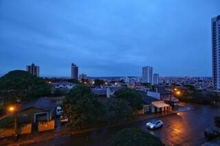 Dia amanhece nublado na Capital. (Foto: André Bittar)