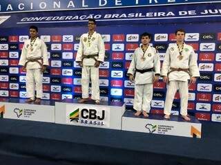 Gabryel Vieira, no alto do pódio, está confirmado na competição nacional (Foto: FJMS/Divulgação)