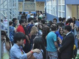 Os visitantes fizeram fila para ver os youtubers (Foto: Marcelo Calazans)