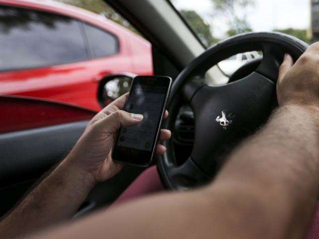 Multas por uso de celular ao volante crescem 33% em 2018