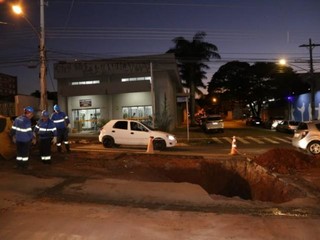 Buraco aberto no meio da pista, na Rua Rui Barbosa (Foto: Kisie Ainoã)