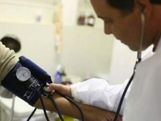 Médico medindo pressão de paciente em unidade de saúde da Capital. (Foto: Divulgação/PMCG) 
