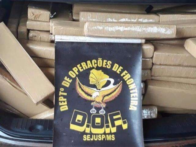 DOF aprende 695 quilos de maconha em carro furtado em Goi&acirc;nia