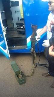 Arma, de grosso calibre, foi deixada para trás durante a fuga do trio perseguido desde o Paraguai (Fotos: Léo Veras/Porã News)