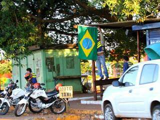 Mototaxistas não deixam ponto, mas a bandeira do Brasil foi hasteada (Foto: Saul Schramm)