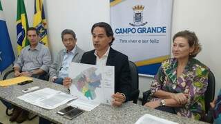 Prefeito Marquinhos Trad apresenta mapa de Campo Grande durante reunião em seu gabinete. (Foto: Yarima Mechi)