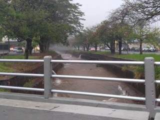 Córrego na Avenida Ricardo Brandão começa a encher (Foto: Liniker Ribeiro)