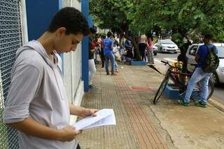 Estudantes para local das provas na Uniderp (Foto: Marcos Ermínio)