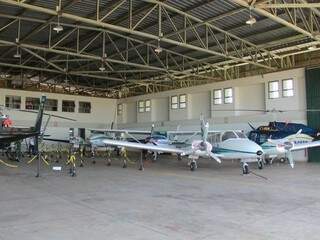 Aeronaves, quatro aviões e dois helicópteros, ficam no hangar do Governo no Aeroporto de Campo Grande. (Foto: Marcos Ermínio).