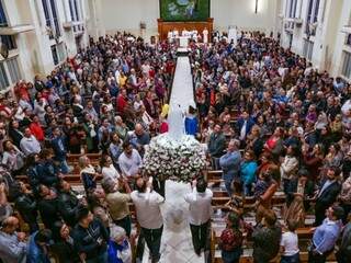 F&eacute; lota par&oacute;quia em celebra&ccedil;&atilde;o a Nossa Senhora de F&aacute;tima