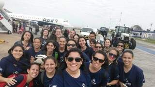 Momento selfie no embarque da delegação da UCDB esta manhã para Maceió (Foto: Divulgação)