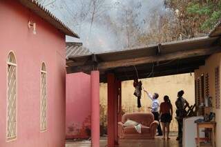 Moradores estão com medo de chamas atingirem casas (Foto: Marcos Ermínio)