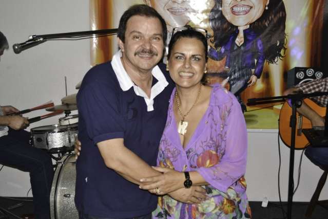 Com feijoada e bisteca, casal abre confraria para quem quiser ouvir boa m&uacute;sica 