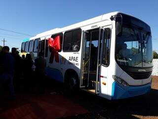 Ônibus entregue hoje de manhã pelo MPT à Apae de Itaporã (Foto: Divulgação)