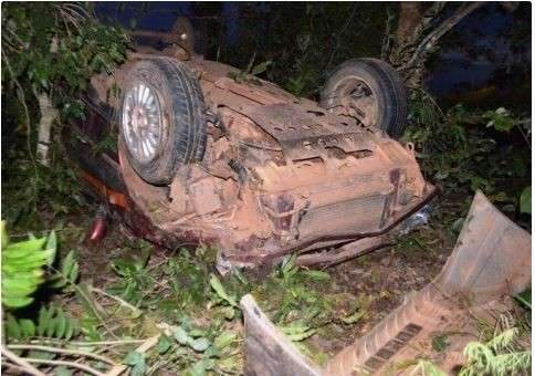 Ve&iacute;culo capota ap&oacute;s pneu estourar e motorista fica ferido na BR-359
