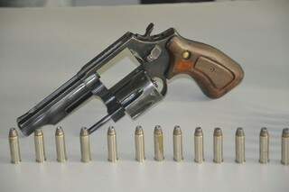 Pistola 357 foi usada pelos assaltantes durante roubo (Foto: Cleber Gellio)